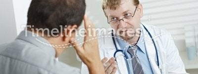 Patient telling symptoms to doctor