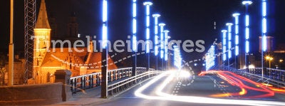 Night traffick on the bridge