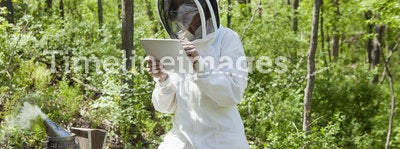 Beekeeper using digital tablet