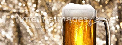 Beer mug in front of a glittering background