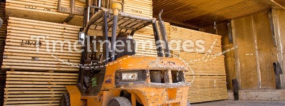 Forklift handling timber 4